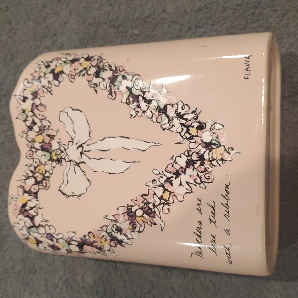 Vintage 1988 Flavia mothers are love tied with ribbon vase